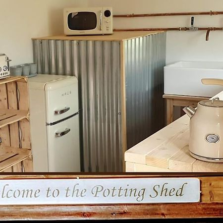 The Potting Shed Near Tenby, 100" Projector, Four Poster Bed, On-Site Hot Tub Access Via Spa Pack, Breakfast Exteriér fotografie