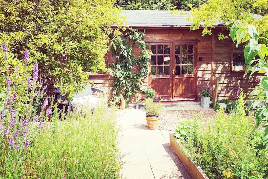 The Potting Shed Near Tenby, 100" Projector, Four Poster Bed, On-Site Hot Tub Access Via Spa Pack, Breakfast Exteriér fotografie