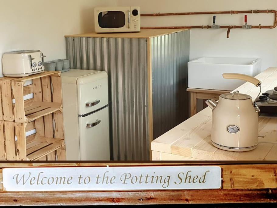 The Potting Shed Near Tenby, 100" Projector, Four Poster Bed, On-Site Hot Tub Access Via Spa Pack, Breakfast Exteriér fotografie