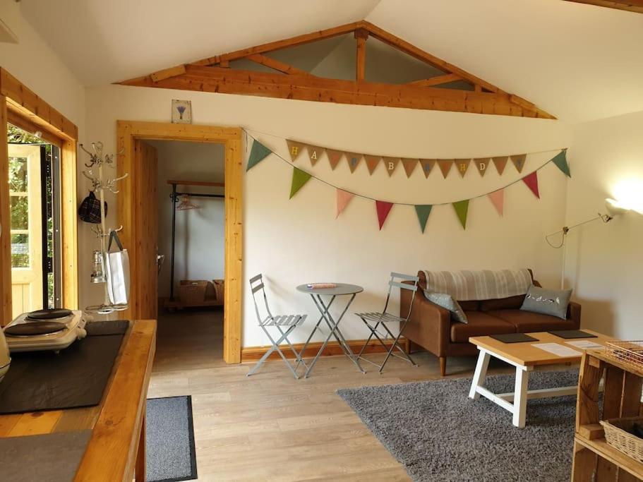 The Potting Shed Near Tenby, 100" Projector, Four Poster Bed, On-Site Hot Tub Access Via Spa Pack, Breakfast Exteriér fotografie