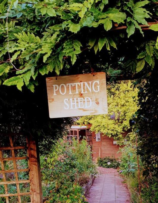 The Potting Shed Near Tenby, 100" Projector, Four Poster Bed, On-Site Hot Tub Access Via Spa Pack, Breakfast Exteriér fotografie