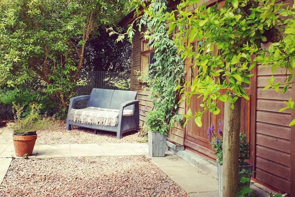 The Potting Shed Near Tenby, 100" Projector, Four Poster Bed, On-Site Hot Tub Access Via Spa Pack, Breakfast Exteriér fotografie