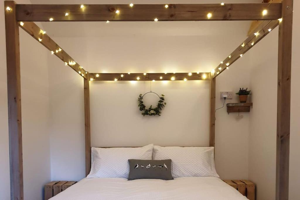 The Potting Shed Near Tenby, 100" Projector, Four Poster Bed, On-Site Hot Tub Access Via Spa Pack, Breakfast Exteriér fotografie