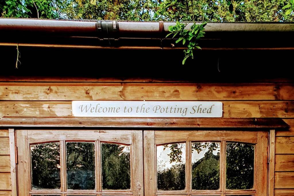 The Potting Shed Near Tenby, 100" Projector, Four Poster Bed, On-Site Hot Tub Access Via Spa Pack, Breakfast Exteriér fotografie